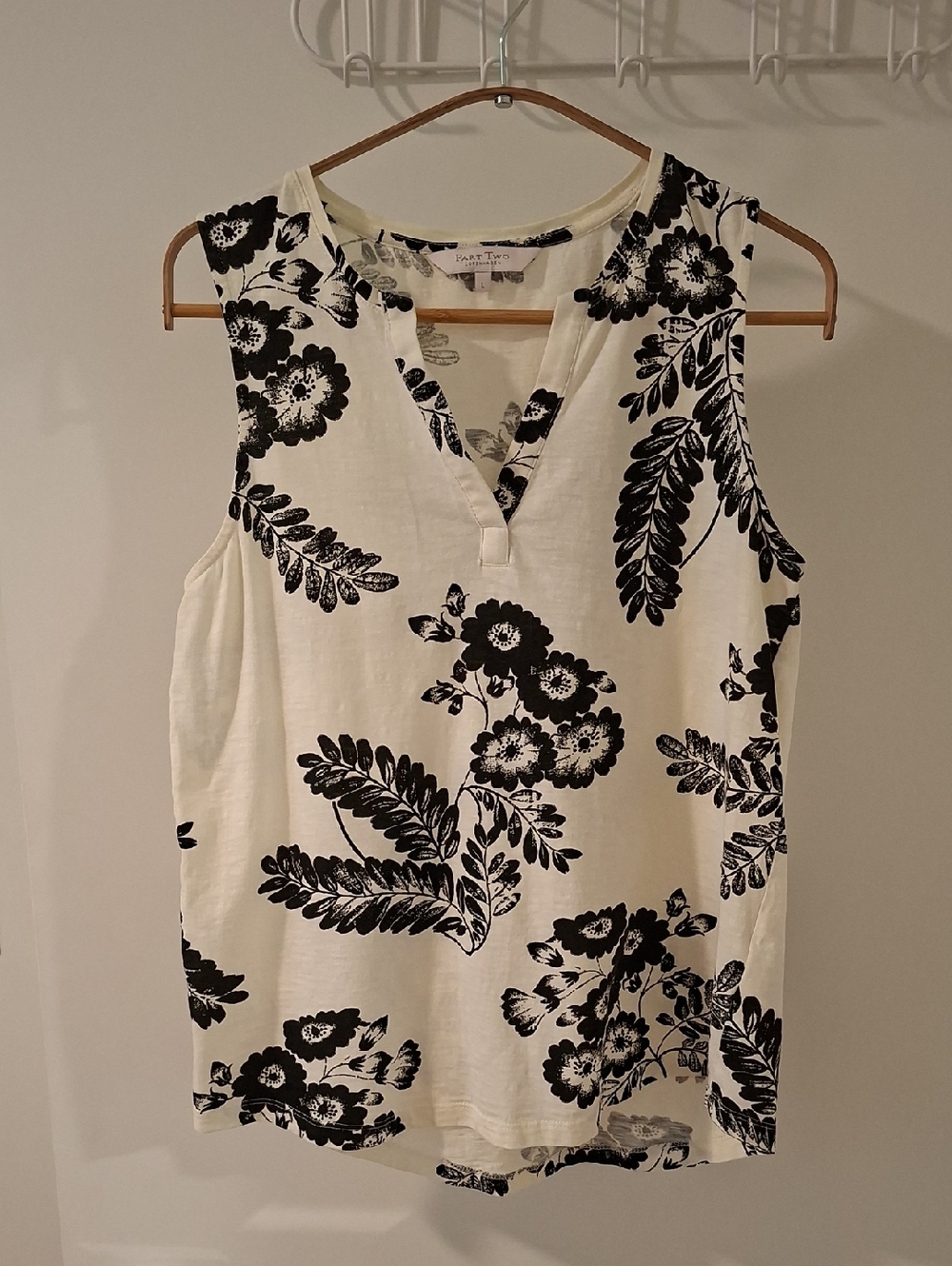 Part Two 100% Cotton White & Black Floral Print V-neck Tank Top (Size M/L)